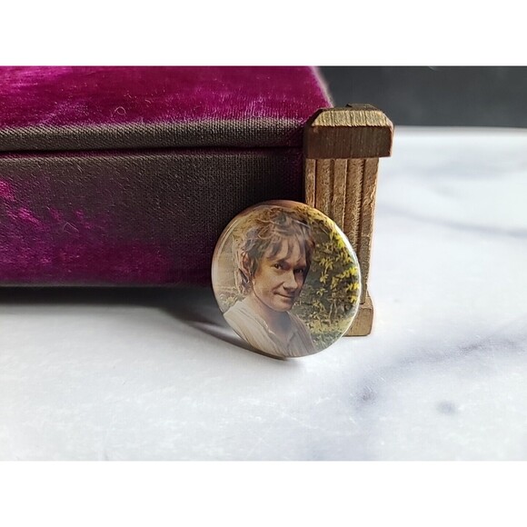 Bilbo Hobbitt Collectible Button - Picture 5 of 10